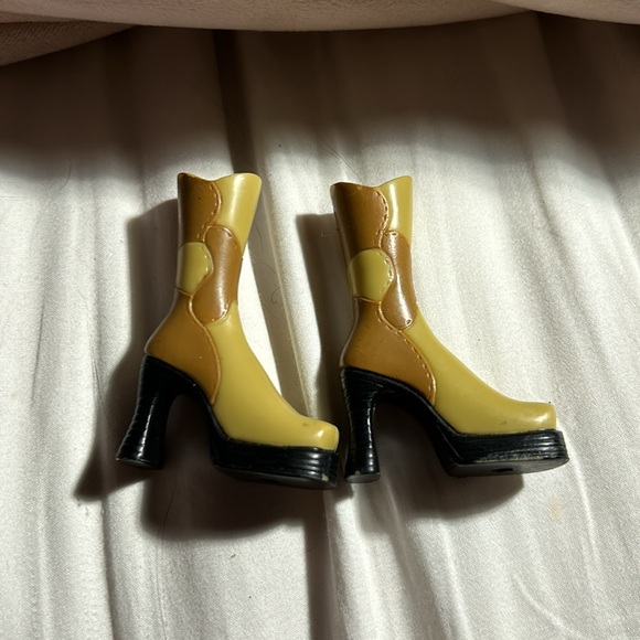 Original Bratz Dolls Clothes. - Picture 2 of 7